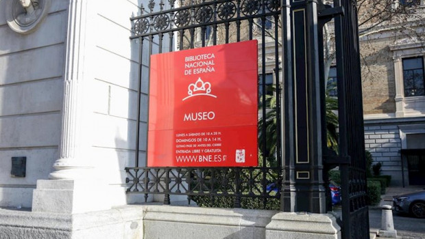 ep puerta de acceso a la biblioteca nacional y al museo en la plaza de colon en madrid espana a 16