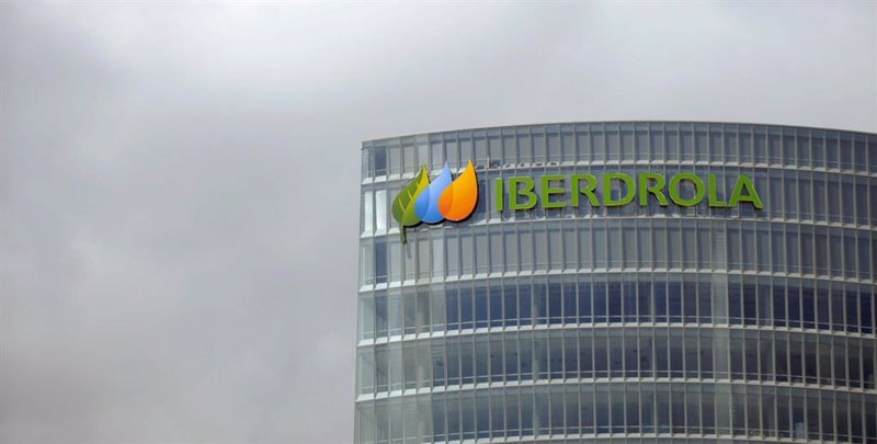 Iberdrola se sujeta en soportes y busca los máximos anuales