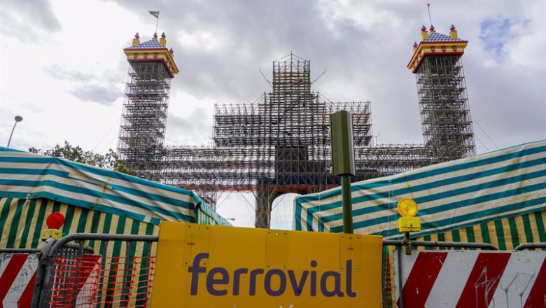ep trabajadores en tarea de montaje de la portada de la feria de abril del 2023 ep trabajadores en tarea de montaje de la portada de la feria de abril del 2023
