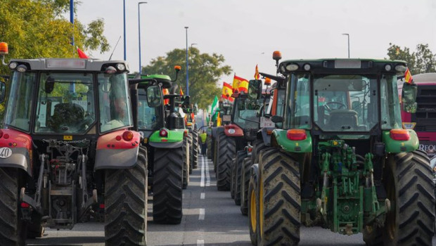 ep tractorada de protesta en la calle virgen del patrocinio una de las entradas a sevilla en una