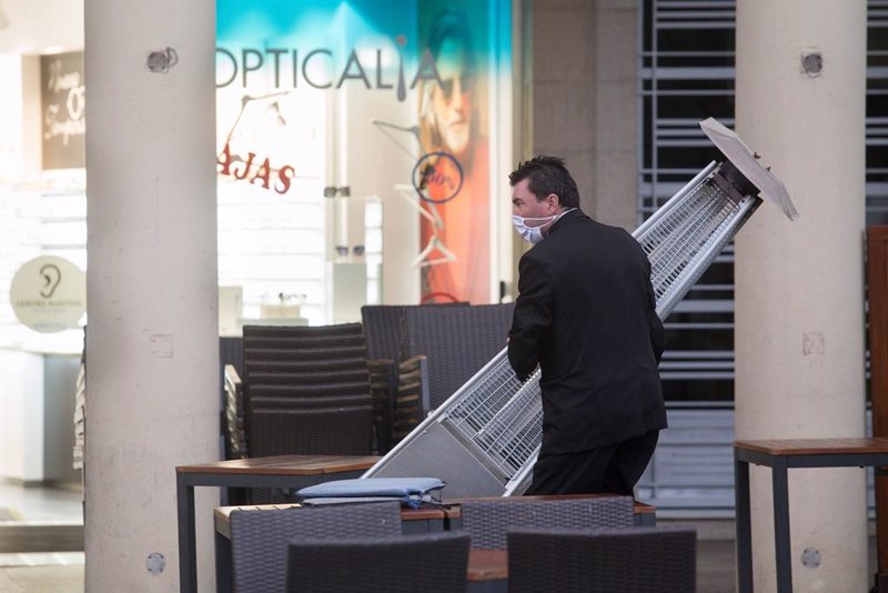 Las ventas del sector servicios moderan su caída anual al 12,6% en noviembre