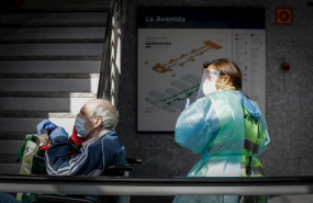ep un hombre protegido con mascarilla tras conseguir el alta en el hospital de campana de ifema en