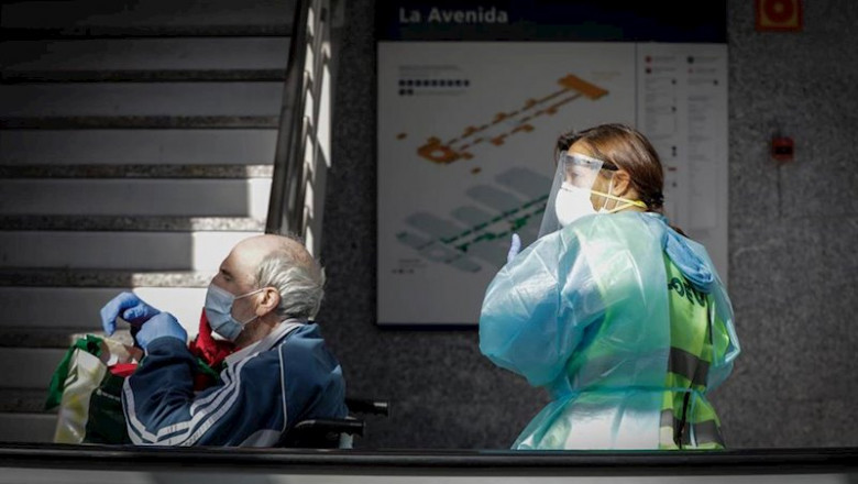 Un hombre protegido con mascarilla tras conseguir el alta en el hospital de campaña de IFEMA. En Madrid (España) a 20 de abril de 2020. | Jesús Hellín - Europa Press ep un hombre protegido con mascarilla tras conseguir el alta en el hospital de campana de ifema en