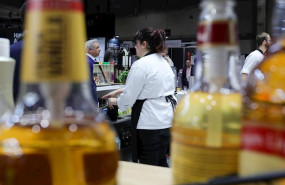 ep una camarera en un bar en madrid espana a 24 de febrero de 2020