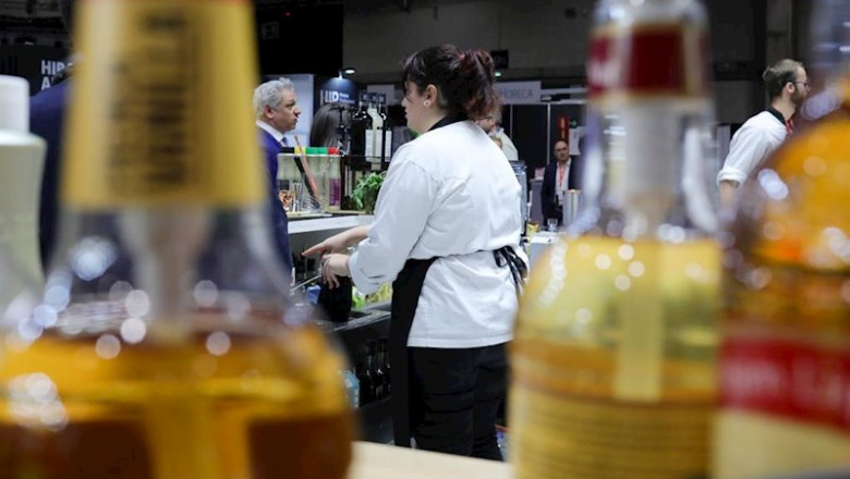 Una camarera en un bar, en Madrid (España) a 24 de febrero de 2020. | Jesús Hellín - Europa Press - Archivo ep una camarera en un bar en madrid espana a 24 de febrero de 2020
