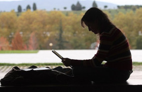 ep una estudiante usando un ordenador
