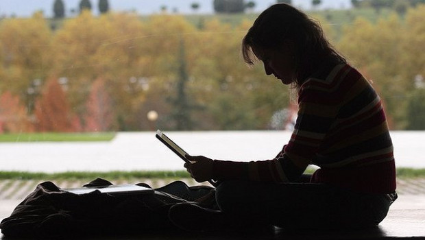 ep una estudiante usando un ordenador