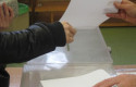 ep una mano depositapapeletala urnaun colegio electoral ep una mano depositapapeletala urnaun colegio electoral