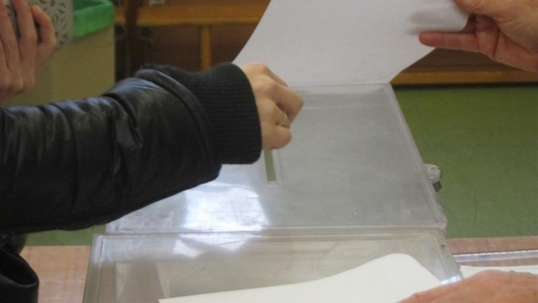 ep una mano depositapapeletala urnaun colegio electoral