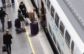 ep varias personas con maletas en el anden antes de coger un tren de alta velocidad de ouigo