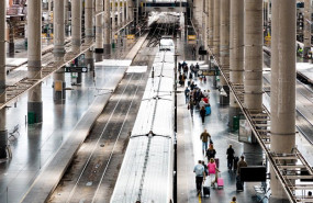 ep viajeros en la estacion de madrid   puerta de atocha   almudena grandes a 21 de octubre de 2025