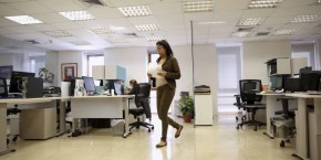 femme-entreprise-bureau-diversite-mixite-parite-femmes-hommes-discrimination-salaire-egalite-salariale-open-space