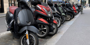des motos garees dans une rue de paris 20240329150226 