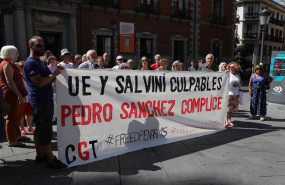 ep algunoslos concentrados frenteministerioasuntos exterioressolidaridadlos inmigrantesrefugiadosopen armsdel ocean vikinguna pancartalase lee uesalvini culpables pedro sanchez complice