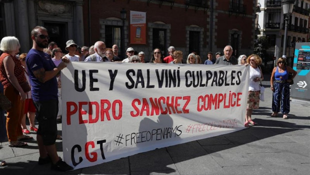 ep algunoslos concentrados frenteministerioasuntos exterioressolidaridadlos inmigrantesrefugiadosopen armsdel ocean vikinguna pancartalase lee uesalvini culpables pedro sanchez complice