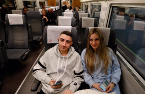 ep archivo   dos jovenes en el tren de alta velocidad desde murcia a madrid