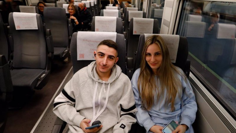 ep archivo dos jovenes en el tren de alta velocidad desde murcia a madrid ep archivo dos jovenes en el tren de alta velocidad desde murcia a madrid
