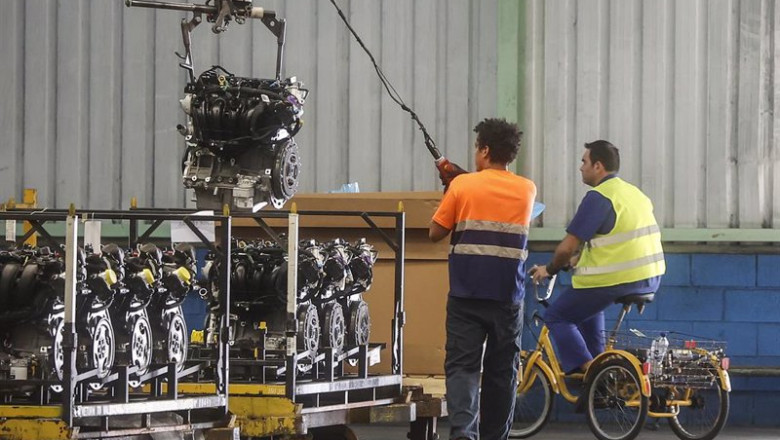 ep archivo dos trabajadores en una fabrica de automoviles ep archivo dos trabajadores en una fabrica de automoviles