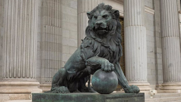 ep archivo   estatua de un leon en la entrada del congreso de los diputados durante el estado de