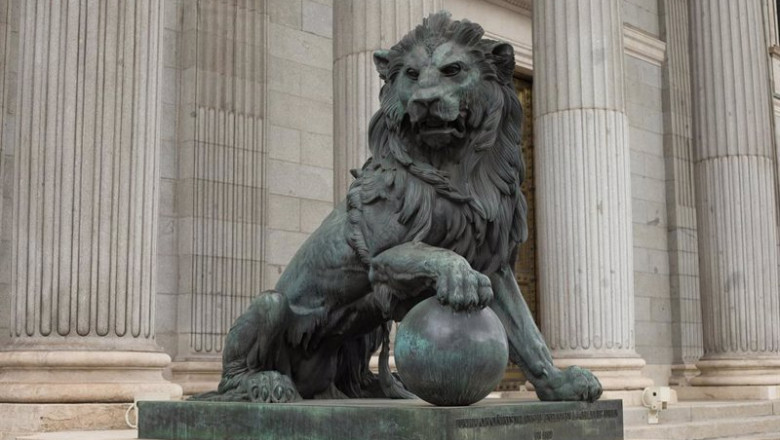 Archivo - Estatua de un león en la entrada del Congreso de los Diputados durante el estado de alarma decretado por el coronavirus, en Madrid (España), a 16 de marzo de 2020. | Joaquin Corchero / Europa Press - Archivo ep archivo estatua de un leon en la entrada del congreso de los diputados durante el estado de