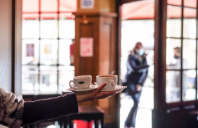 ep archivo   un camarero sirve varios cafes en una cafeteria