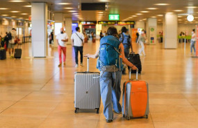 ep archivo   un hombre con maletas en la terminal t1 del aeropuerto adolfo suarez madrid barajas
