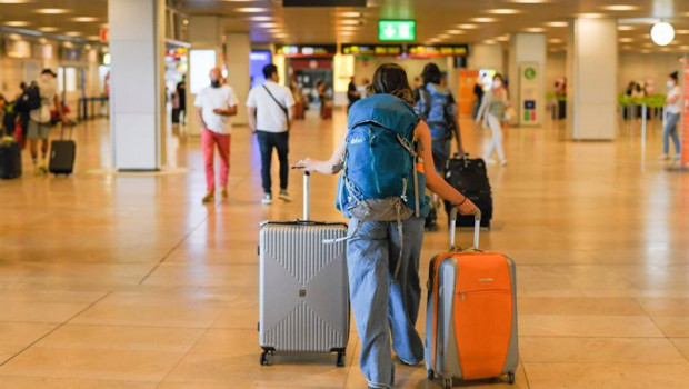 ep archivo   un hombre con maletas en la terminal t1 del aeropuerto adolfo suarez madrid barajas