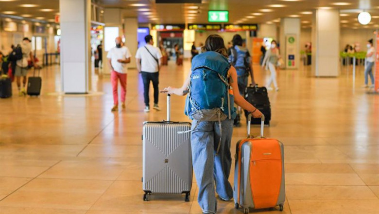 ep archivo   un hombre con maletas en la terminal t1 del aeropuerto adolfo suarez madrid barajas