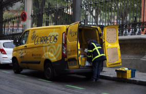 ep archivo un trabajador de correos extrae de su furgoneta paquetes y cartas para repartir ep archivo un trabajador de correos extrae de su furgoneta paquetes y cartas para repartir