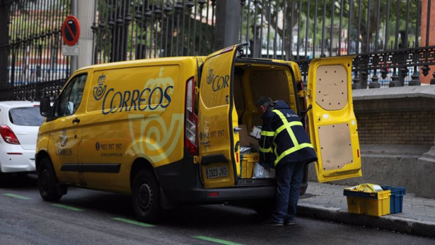 ep archivo   un trabajador de correos extrae de su furgoneta paquetes y cartas para repartir