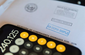 ep archivo   una calculadora y una escritura de compraventa de una hipoteca