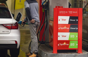 ep archivo una persona echa gasolina del surtidor de una gasolinera cepsa a 14 de diciembre de ep archivo una persona echa gasolina del surtidor de una gasolinera cepsa a 14 de diciembre de