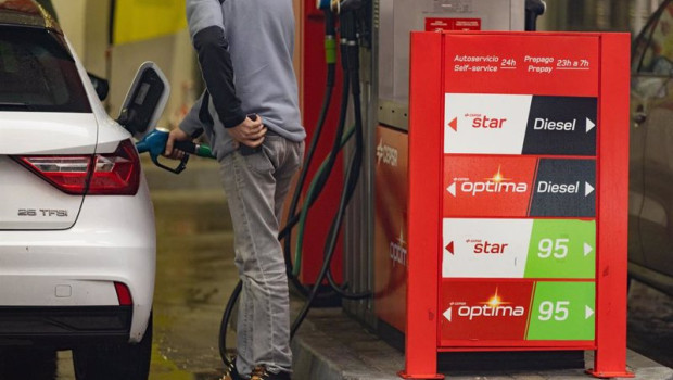 ep archivo   una persona echa gasolina del surtidor de una gasolinera cepsa a 14 de diciembre de