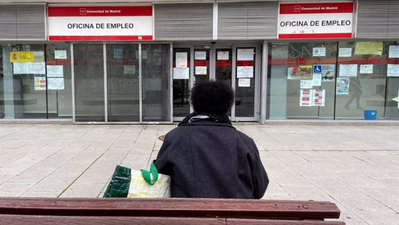 Archivo - Una persona espera en las inmediaciones de una Oficina de Empleo ubicada en Alcorcón, Madrid, (España). | Eduardo Parra - Europa Press - Archivo ep archivo una persona espera en las inmediaciones de una oficina de empleo ubicada en alcorcon 20210505102406