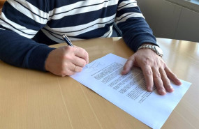 ep archivo   una persona firma un contrato de trabajo