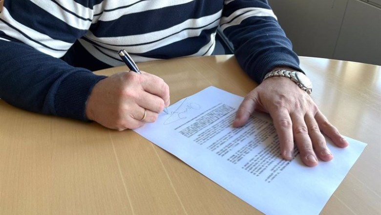ep archivo una persona firma un contrato de trabajo ep archivo una persona firma un contrato de trabajo