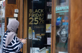 ep archivo   una persona pasa por delante de una tienda que anuncia un cartel publicitario del black