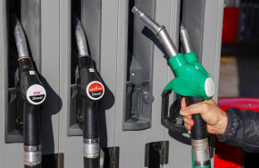 ep archivo   una persona reposta en una gasolinera