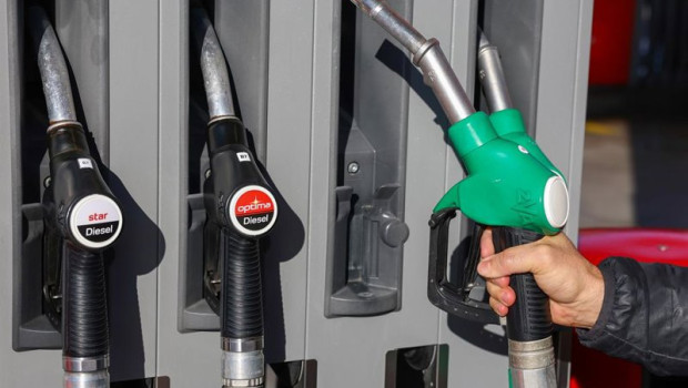 ep archivo   una persona reposta en una gasolinera