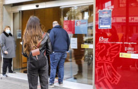 ep archivo   varias personas con cita previa esperan para entrar en una oficina del sepe antiguo