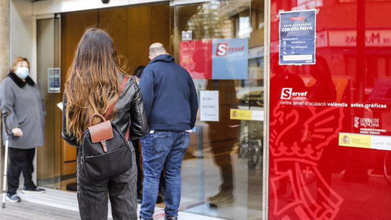 ep archivo   varias personas con cita previa esperan para entrar en una oficina del sepe antiguo