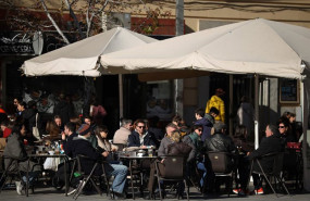 ep archivo   varias personas en unas terrazas en madrid