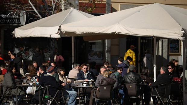 ep archivo   varias personas en unas terrazas en madrid