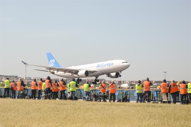 Barajas reúne a 150 aficionados a la fotografía aeronaútica | AEROPUERTO ADOLFO SUÁREZ-MADRID BARAJAS ep barajas reune150 aficionadosla fotografia aeronautica