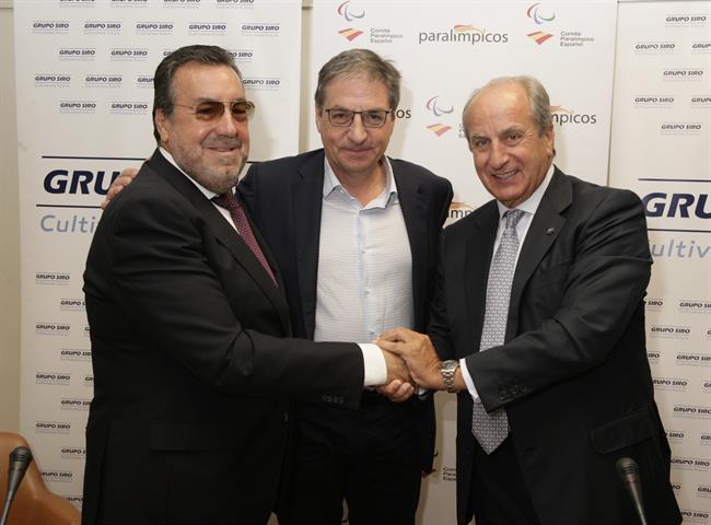 Carballeda y González Serna estrechan sus manos ante Mariano Soriano | CPE ep carballedagonzalez serna estrechanmanosmariano soriano