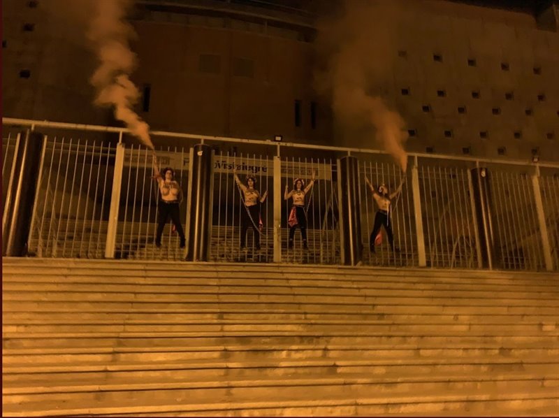 ep cuatro activistas de femen se encadenan en vistalegre antes del mitin de vox ep cuatro activistas de femen se encadenan en vistalegre antes del mitin de vox