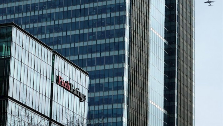 FILED - 17 March 2017, England, London: Fitch Ratings' logo can be seen on the top of its building. Credit ratings agency Fitch revised Turkey's outlook from "negative" to "stable" on Friday and affirmed its BB- rating. Photo: Jens Kalaene/dpa-Zentralbild | Jens Kalaene/dpa-Zentralbild/dpa - Archivo ep dpa-zentralbild