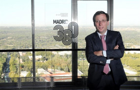ep el alcalde de madrid jose luis martinez- almeida posa junto al logo del proyecto madrid 360 en el