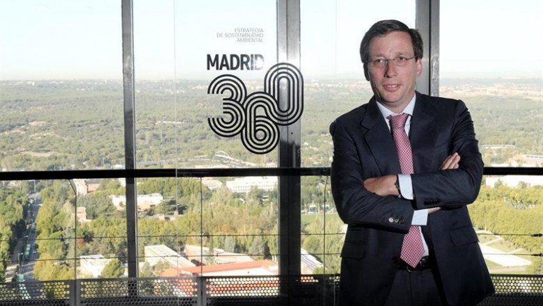 ep el alcalde de madrid jose luis martinez- almeida posa junto al logo del proyecto madrid 360 en el