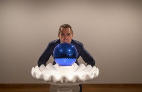 ep el artista jeff koons posa con su pieza gazing ball birdbath durante la presentacion de su